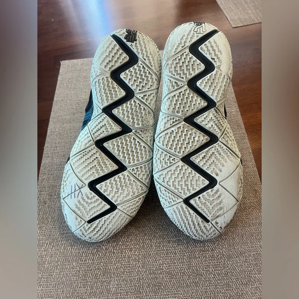Youth Nike Kyrie 4 tennis shoes‎